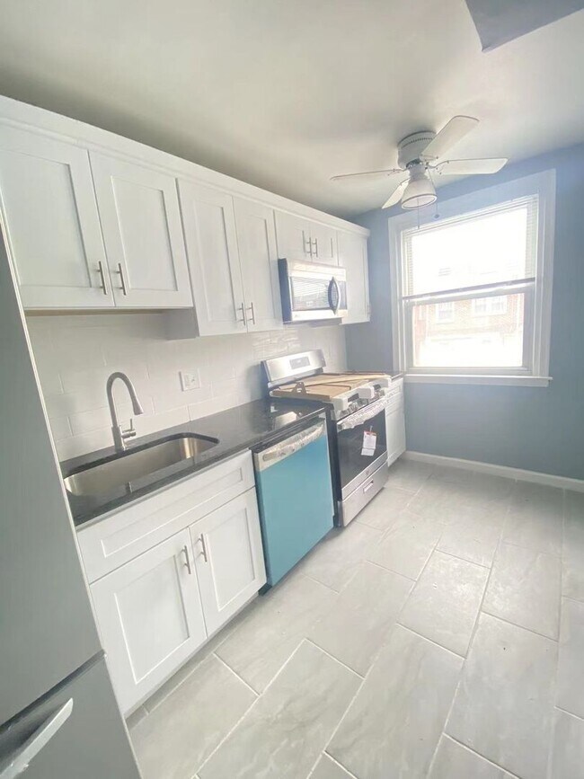 Building Photo - 3 Bedroom and 1 bathroom Row House Availab...