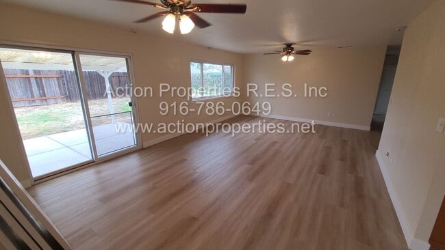 Building Photo - Very Clean 3 Bedroom 1.5 bath, 2 Car Garag...