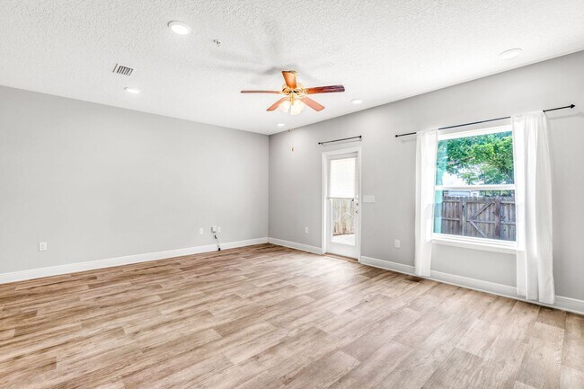 Building Photo - Newer 3 Bed/2.5 Bath Townhome with Modern ...