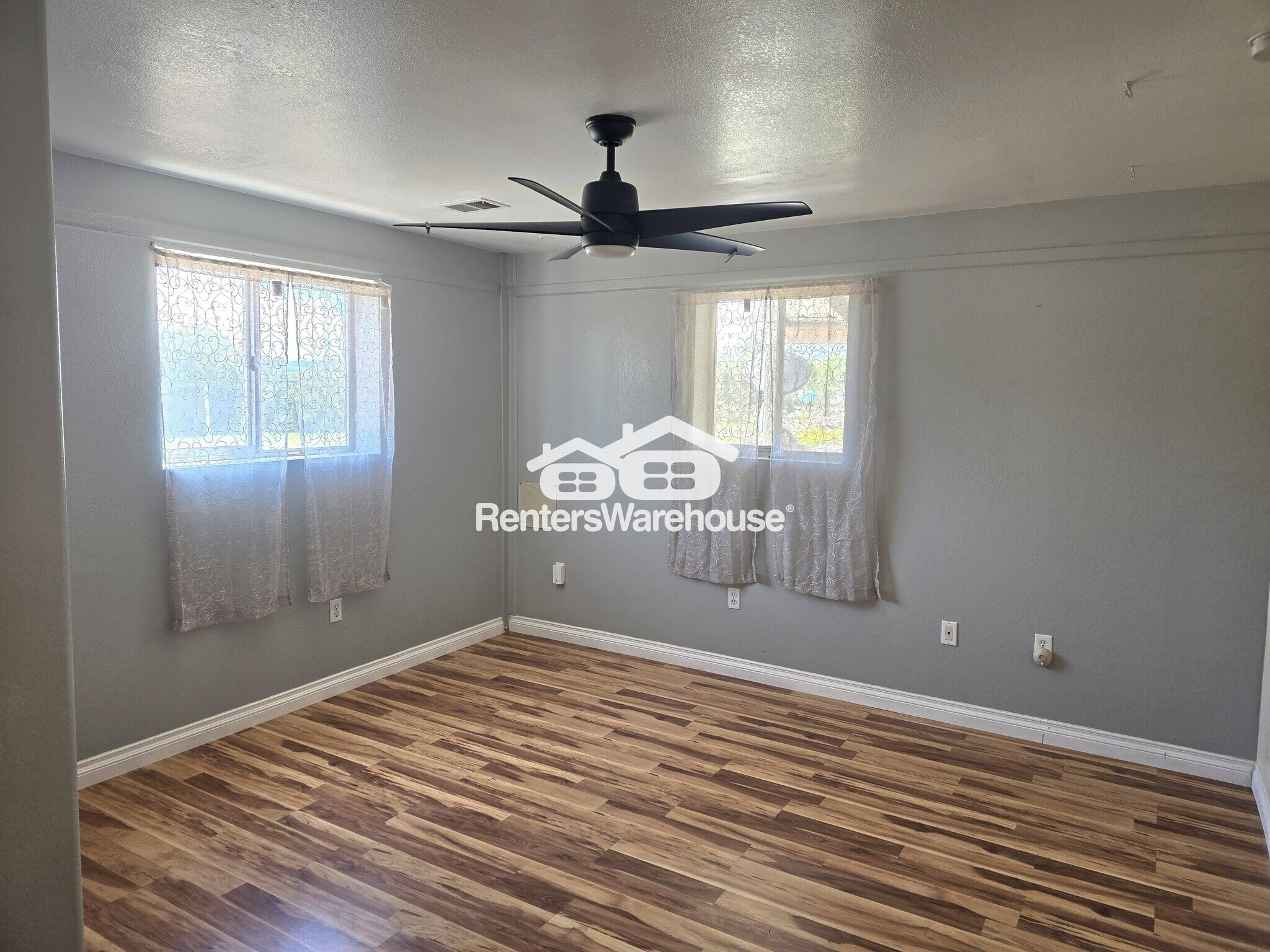 Building Photo - 999 Castlewood Dr