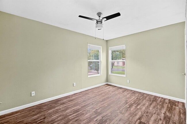 Building Photo - 1422 Yorkshire Dr