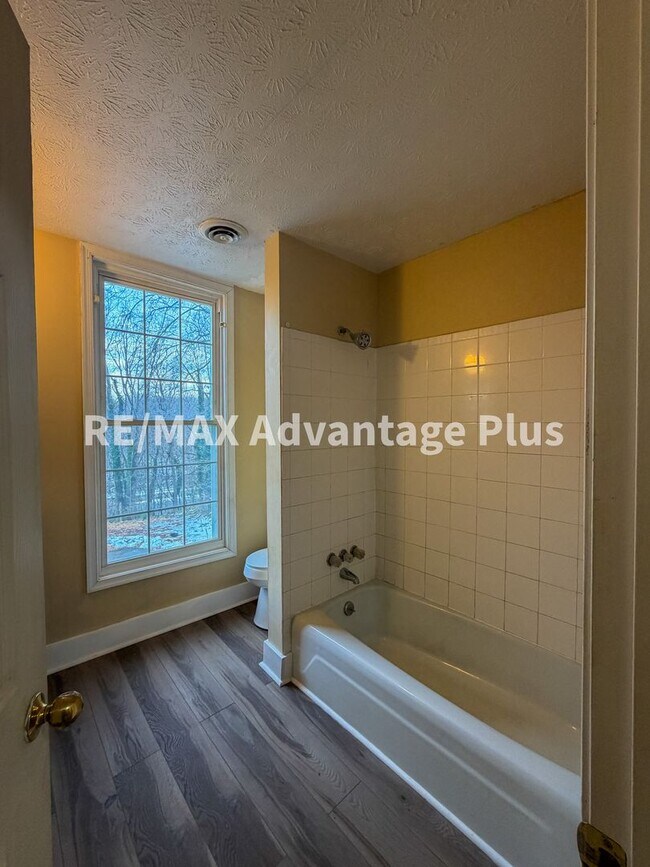 Building Photo - 400 S Main St