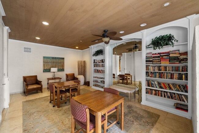 Building Photo - Beautiful 2BD/2BA Condo in Prime Pacific Beach Location! THIS UNIT IS UNFURNISHED