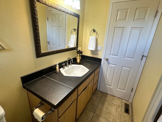 Building Photo - Argay Terrace Day Ranch with Views!