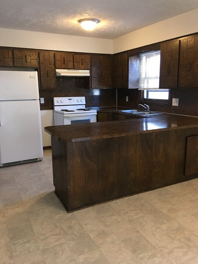 Building Photo - Large Ranch House