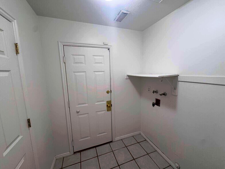 Building Photo - 8004 S Old Barn Dr