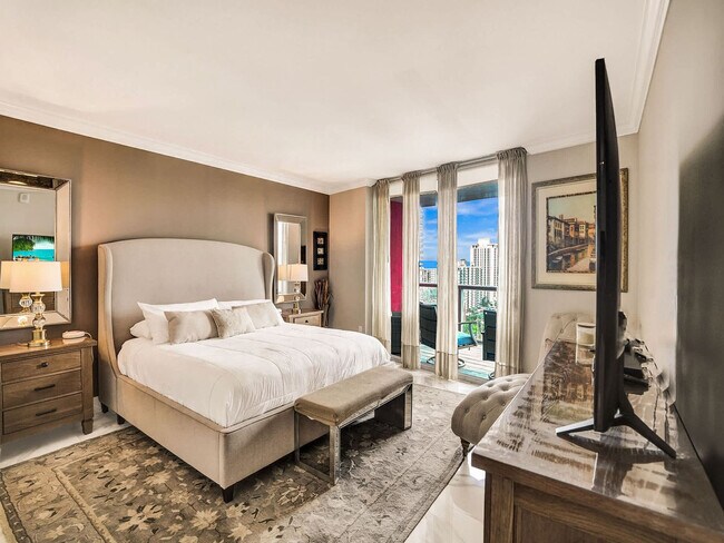 Building Photo - 2602 E Hallandale Beach Blvd