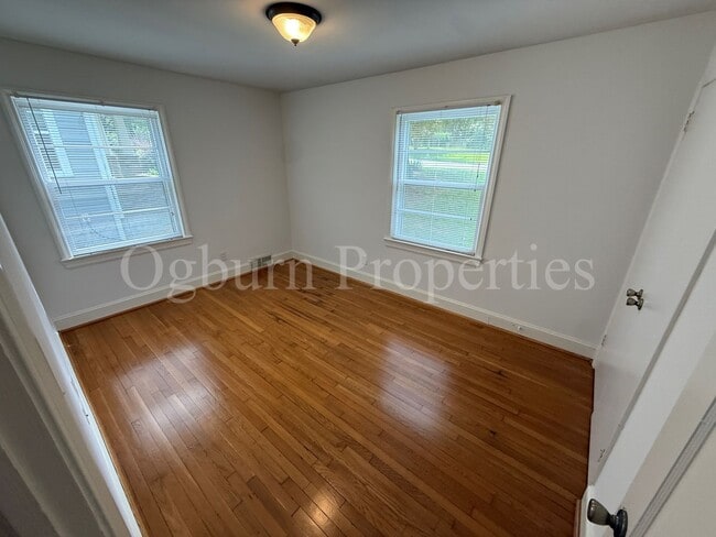 Building Photo - 2403 Lyndhurst Ave