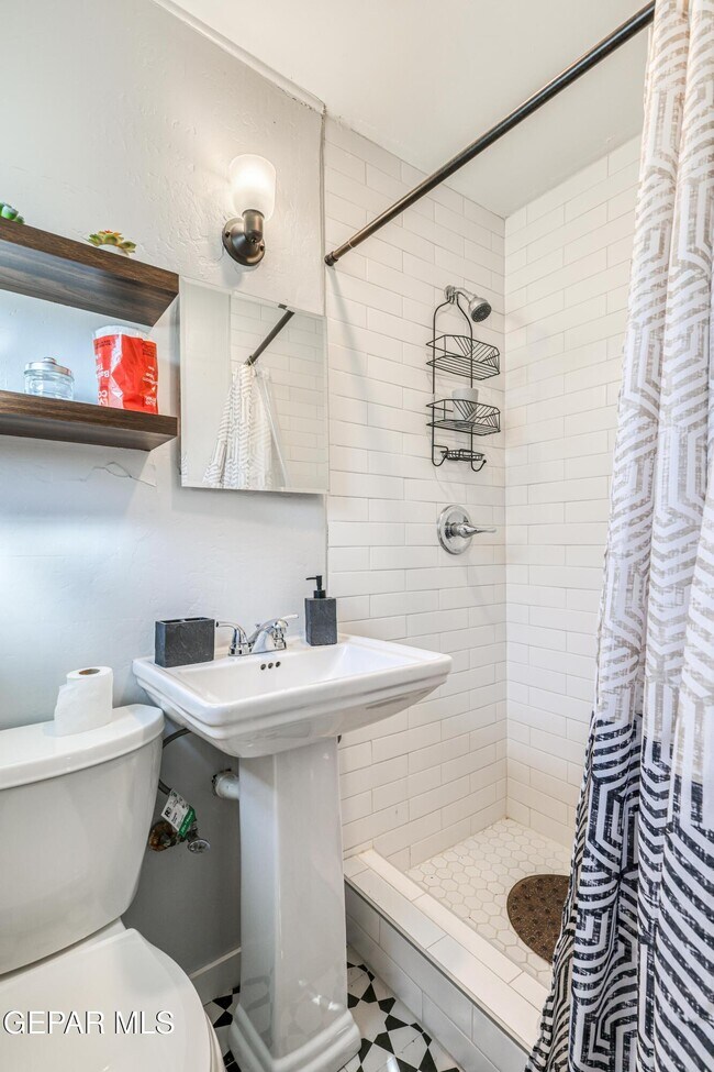 Building Photo - 2729 Pershing Dr