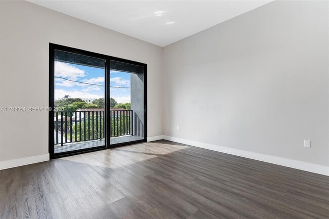 Building Photo - 444 E 16th St