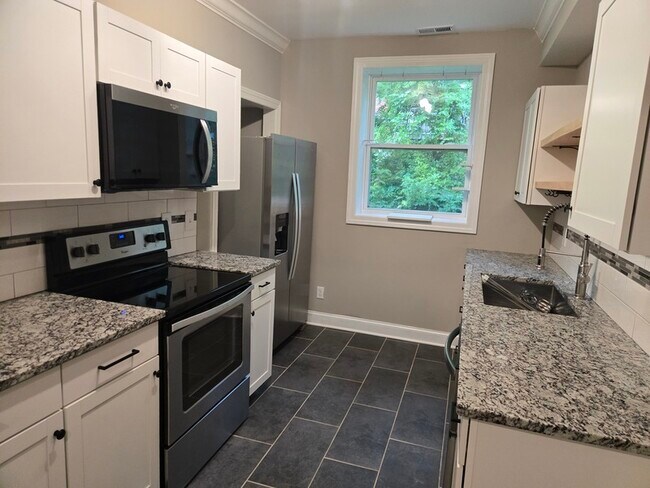 Building Photo - 545 Lakeview Dr