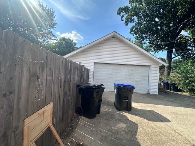 Building Photo - Hikes Point 3+ bedroom home with finished basement and garage