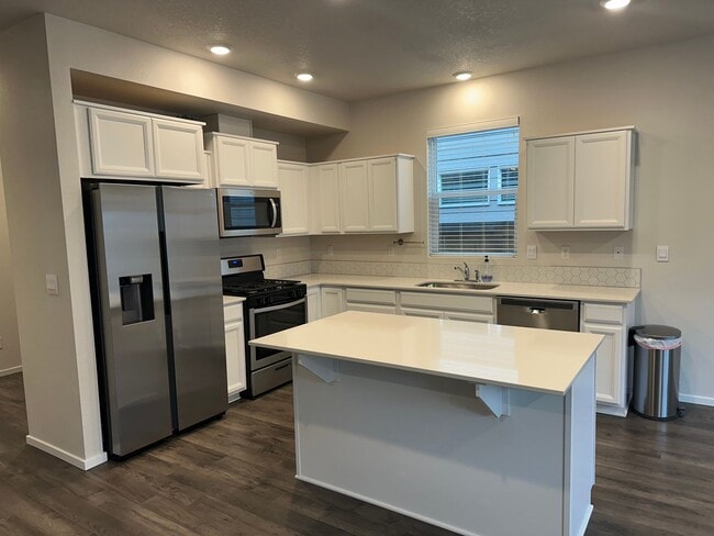 Building Photo - Newer 4 bedroom 2.5 bathroom house! AVAILA...