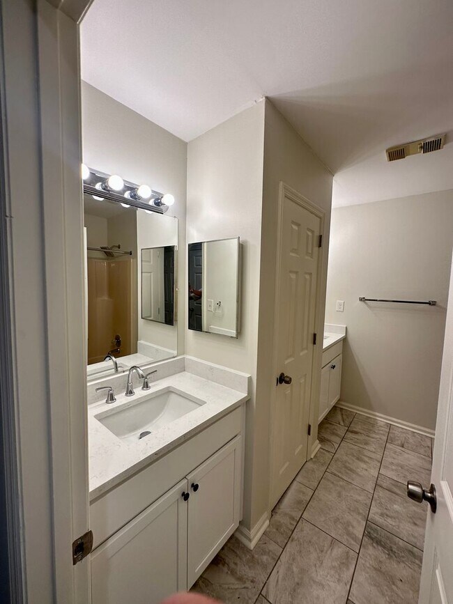Building Photo - 185 S Eagle Creek Dr