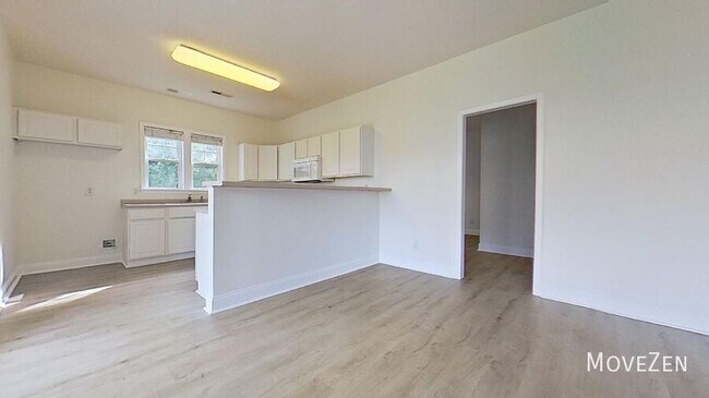 Building Photo - 4705 Pineview Dr