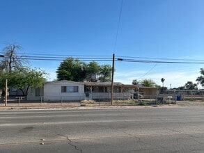 Building Photo - 2003 Main St