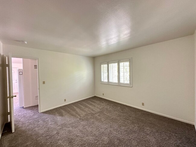 Building Photo - Top Floor of Benicia Duplex