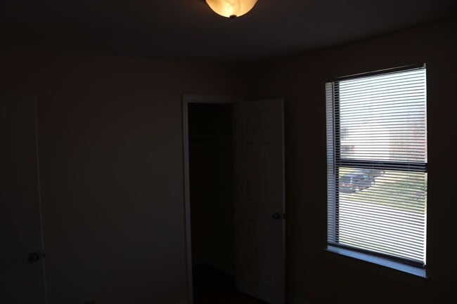 Building Photo - 3727 Willow Creek Rd