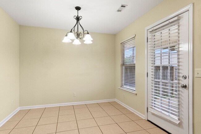 Building Photo - Nice 3 Bed 2 Bath Available in August! Boo...