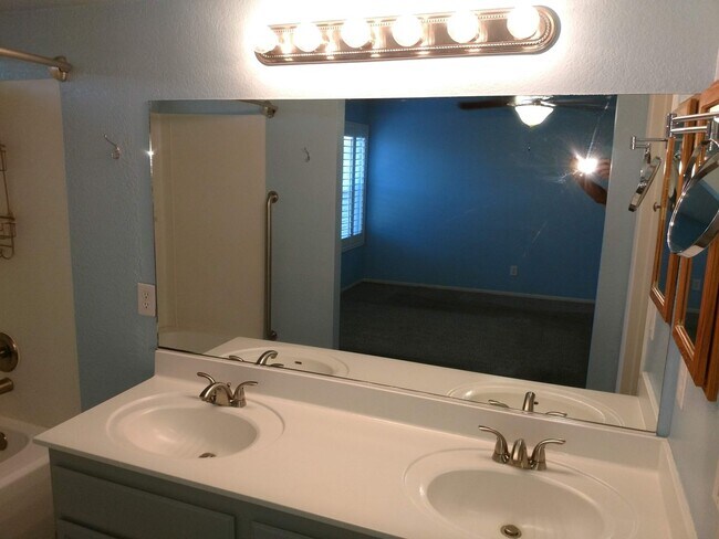 Building Photo - Henderson 4 Bedroom