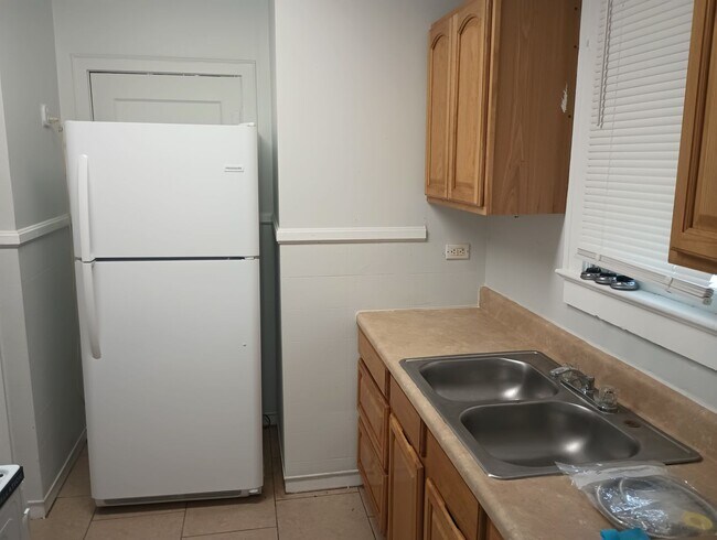 Building Photo - Charming 2-Bedroom Apartment Near Downtown...