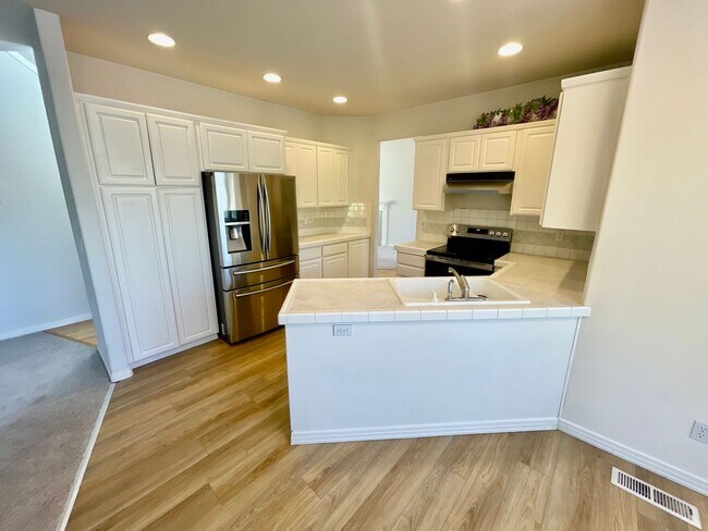 Building Photo - Stylish Bull Mountain Home – 3 Bed, 2.5 Ba...