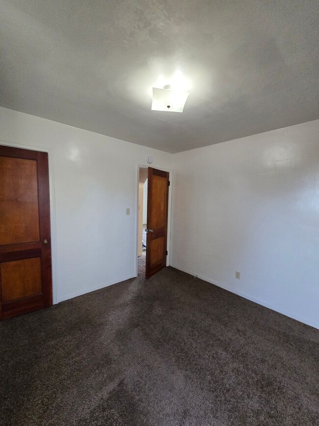 Building Photo - Cozy Single Level 2 Bed, 1 Bath Home close...