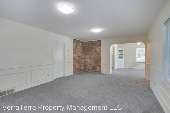 Building Photo - 3 br, 2 bath House - 7658 NE 12th St