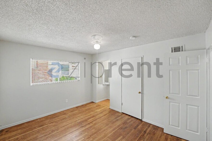 Building Photo - Unit