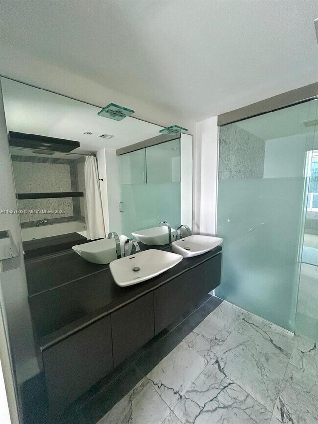 Building Photo - 200 Biscayne Blvd Way