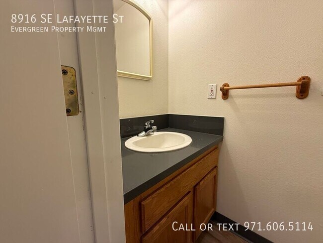 Building Photo - 8916 SE Lafayette St