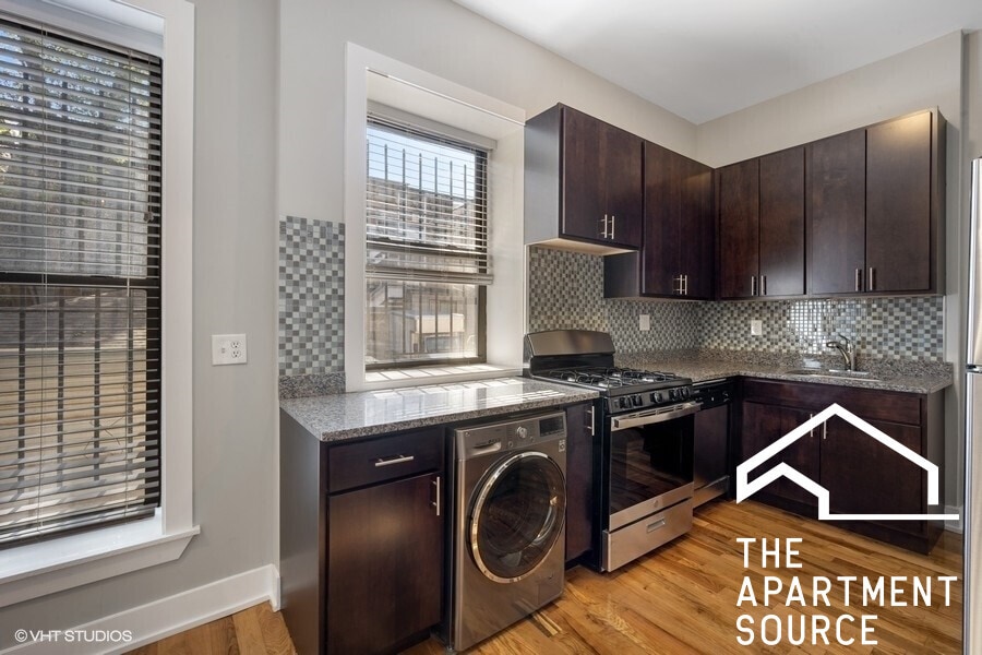 Building Photo - 634 W Oakdale Ave