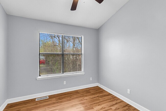 Building Photo - 206 Pine Shadow Dr
