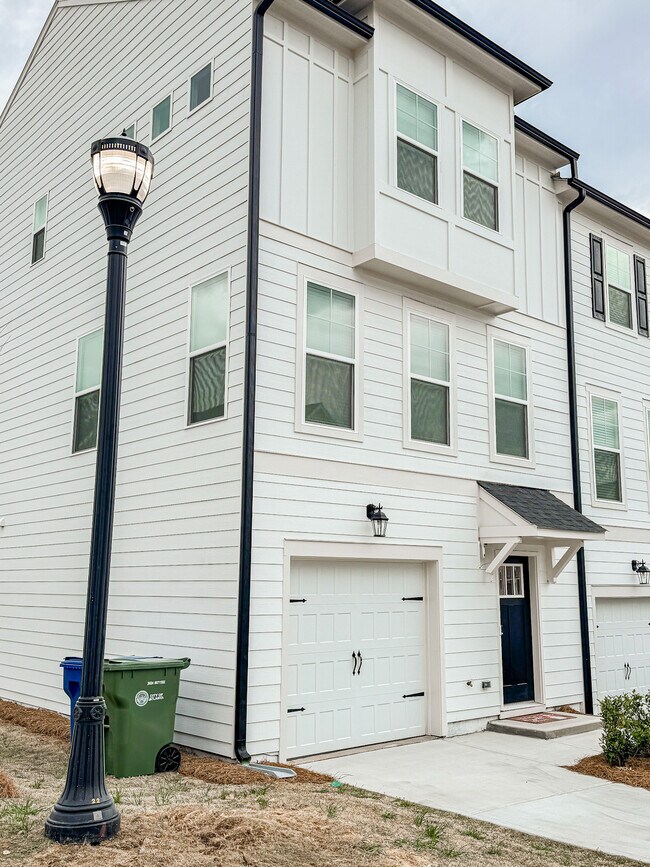 Building Photo - 3217 Bateman Drive SE