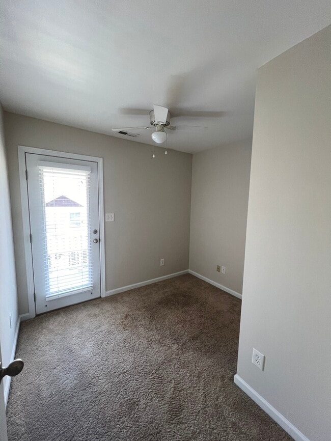 Building Photo - 539 Village Loop