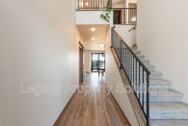 Building Photo - 527 Flint Dr