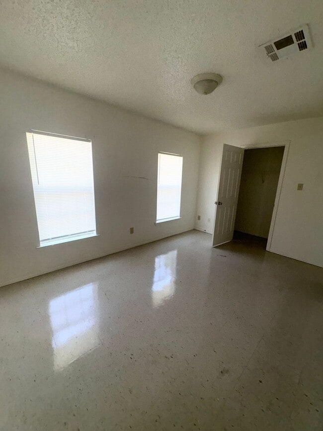 Building Photo - Waveland Duplex
