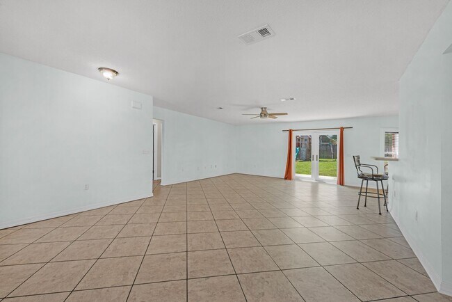 Building Photo - Spacious 3/2 w/Electricity Included Availa...