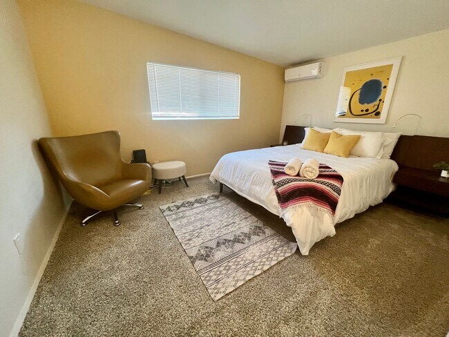 Building Photo - 3 Bedroom 2 Bathroom - Fully Furnished - Mid Century Modern