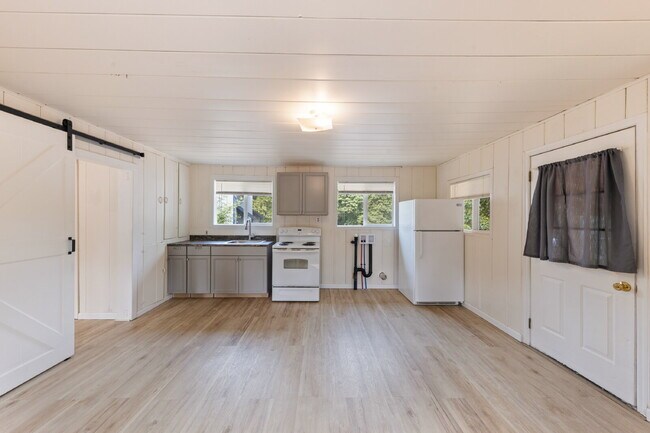 Building Photo - Charming 1 bedroom Cottage