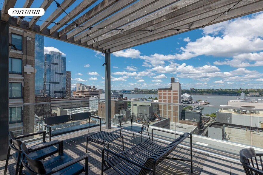 Building Photo - 547 W 47th St