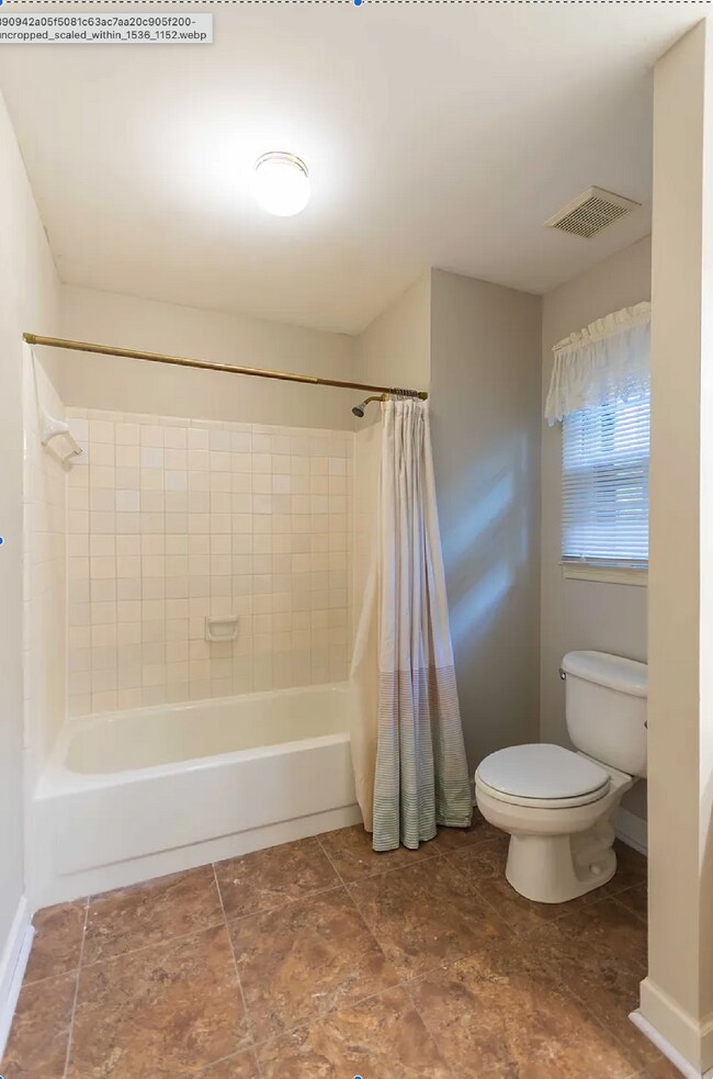 Building Photo - 3 bd/2bth w/fenced in yard, 15 min from do...
