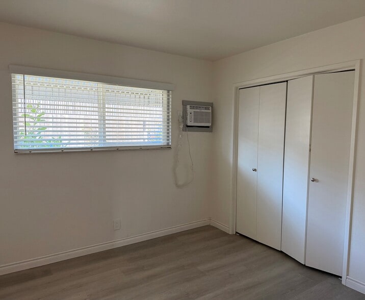 Building Photo - 400 W Glendon Way