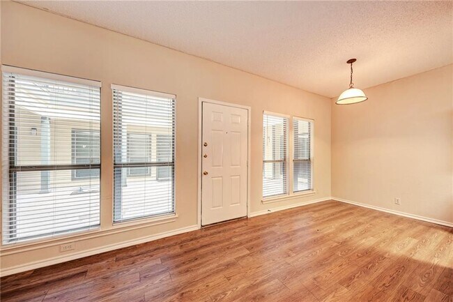 Building Photo - 914 W 26th St