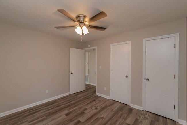 Building Photo - $950 - Updated 2 Bed/1 Bath Duplex With Stainless Steel Appliances!