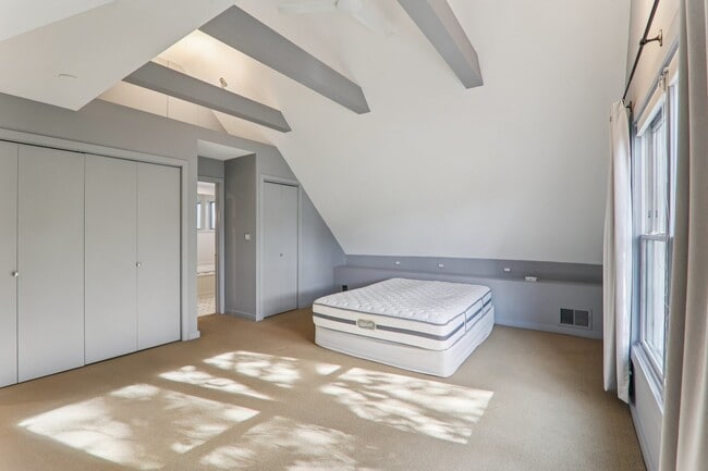 Building Photo - 1027 W Newport Ave