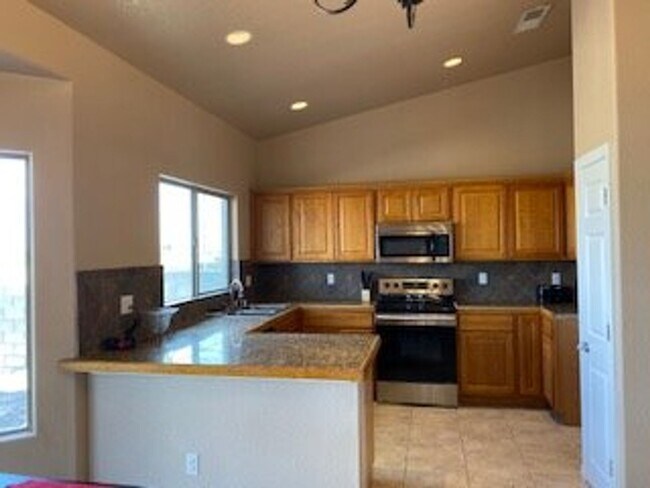 Building Photo - Fully Furnished: Beautiful 3 bedroom, 2 ba...