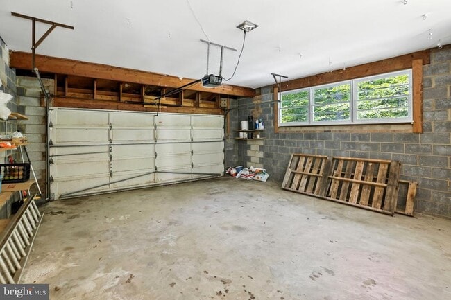 Building Photo - 2710 Hidden Valley Rd