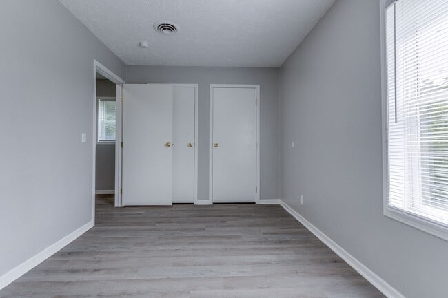 Building Photo - For Rent: 4-bedroom 2-bathroom single family home! Available February