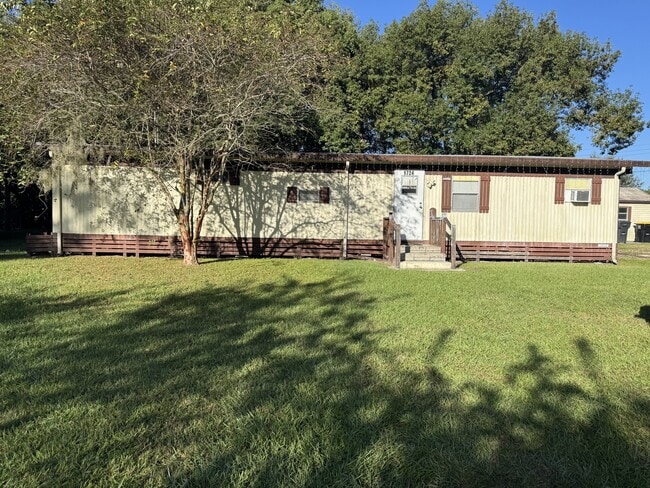 Primary Photo - 1724 Oakland Rd W